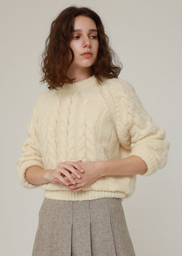 cable round knit top-cream