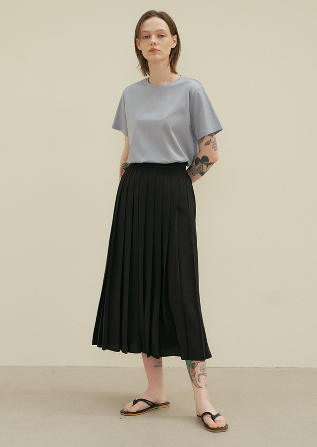 pleated midi skirt-black
